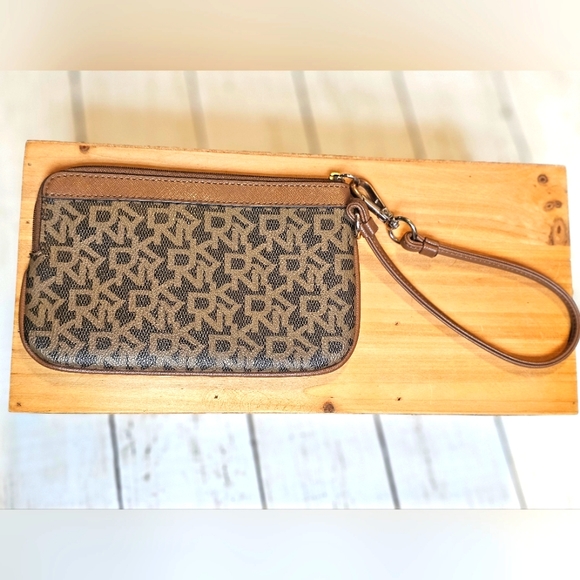 DKNY Brown/Tan Logo Wristlet Wallet Handbag Zip up Leather Purse - Picture 5 of 12